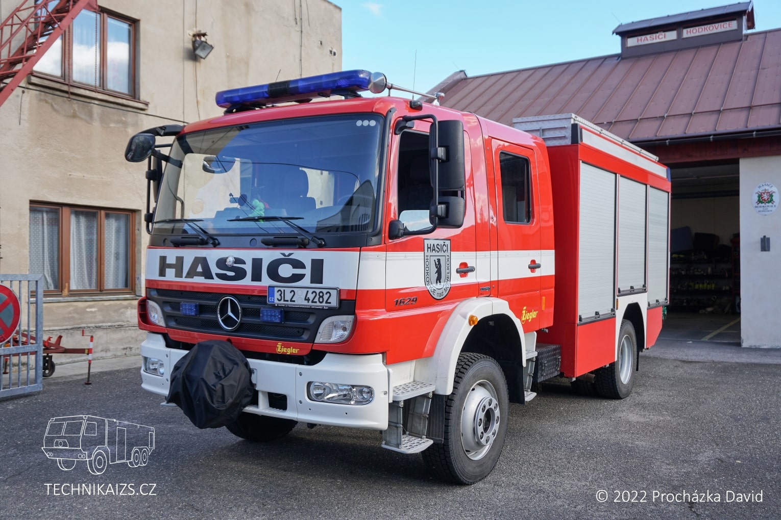 Zásahové vozidlo CAS 20 Mercedes Atego z bočního pohledu